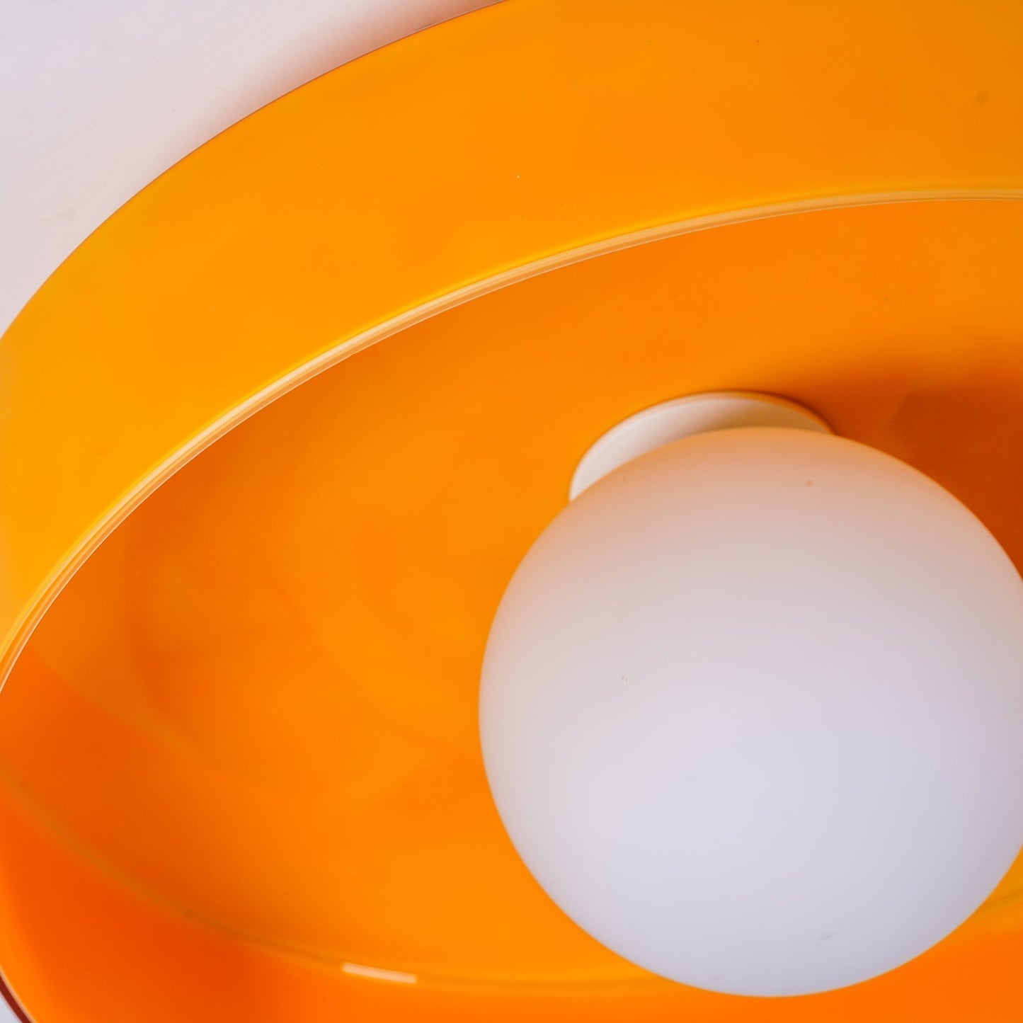 モダンな丸型天井ランプ